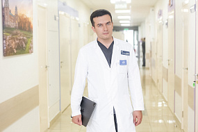 Заведующий хирургическим отделением №2 УКБ № 4 Сергей Ефетов рассказал об уникальной операции, которая заставила отступить рак кишечника четвертой стадии у 74-летнего пациента