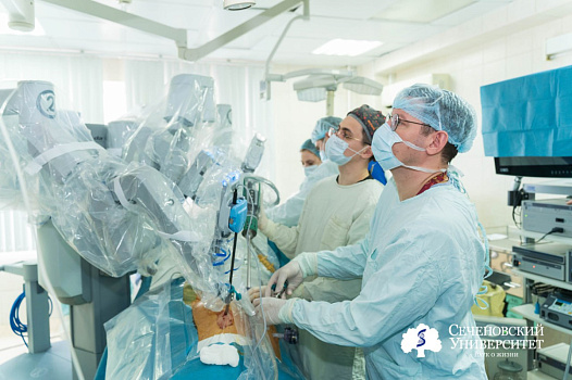  Старт дан: кардиохирурги Сеченовского Университета впервые провели роботическую операцию по протезированию брюшного отдела аорты 