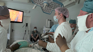 Когда лапароскопия бессильна: хирург-онколог Сеченовского Университета представил в Крыму новый щадящий способ удаления колоректального рака 