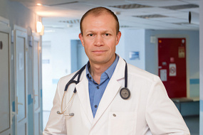 Директор клиники пульмонологии и респираторной медицины Сергей Авдеев предупредил о том, что курение повышает риск развития пневмонии в четыре раза.