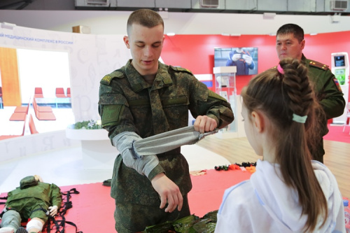 Военный учебный центр в экспозиции Минздрава на ВДНХ