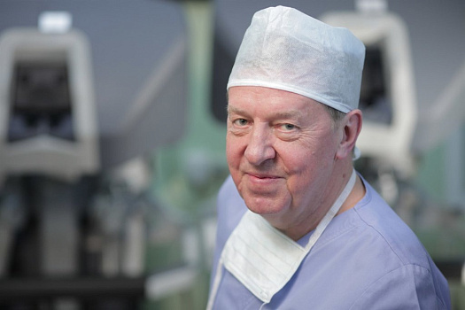 Директор Клиники колопроктологии и малоинвазивной хирургии Петр Царьков рассказал об уникальном подходе к пациентам с раком кишечника в возрасте 80+, позволившем вылечивать до 80% из них