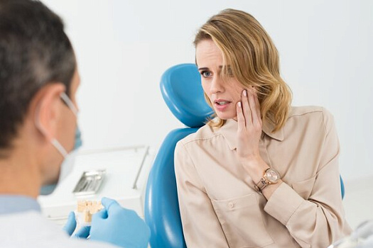 "Непроизвольные боли". Как коронавирус влияет на зубы? 